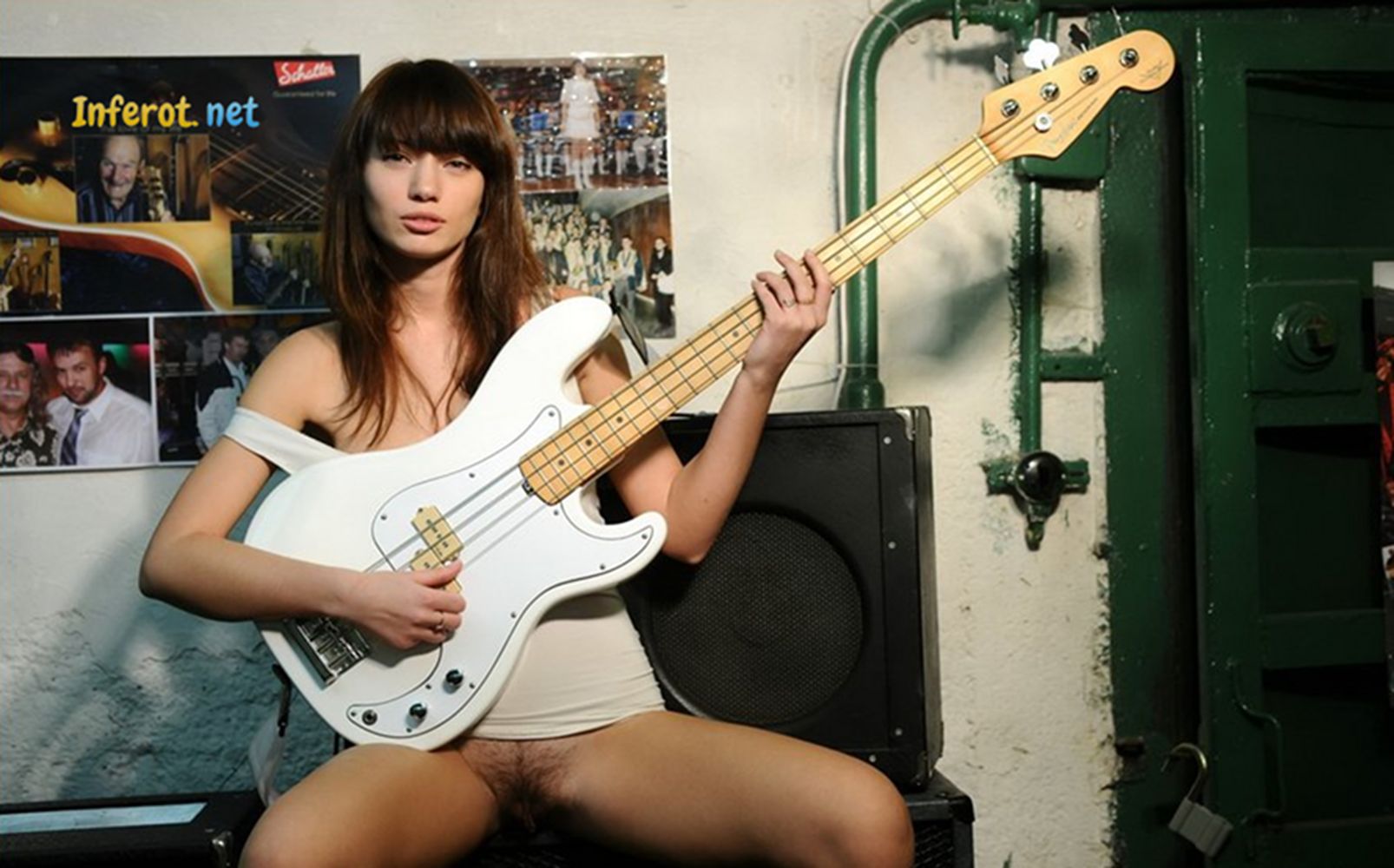 Сексуальная гитаристка (20 фото)