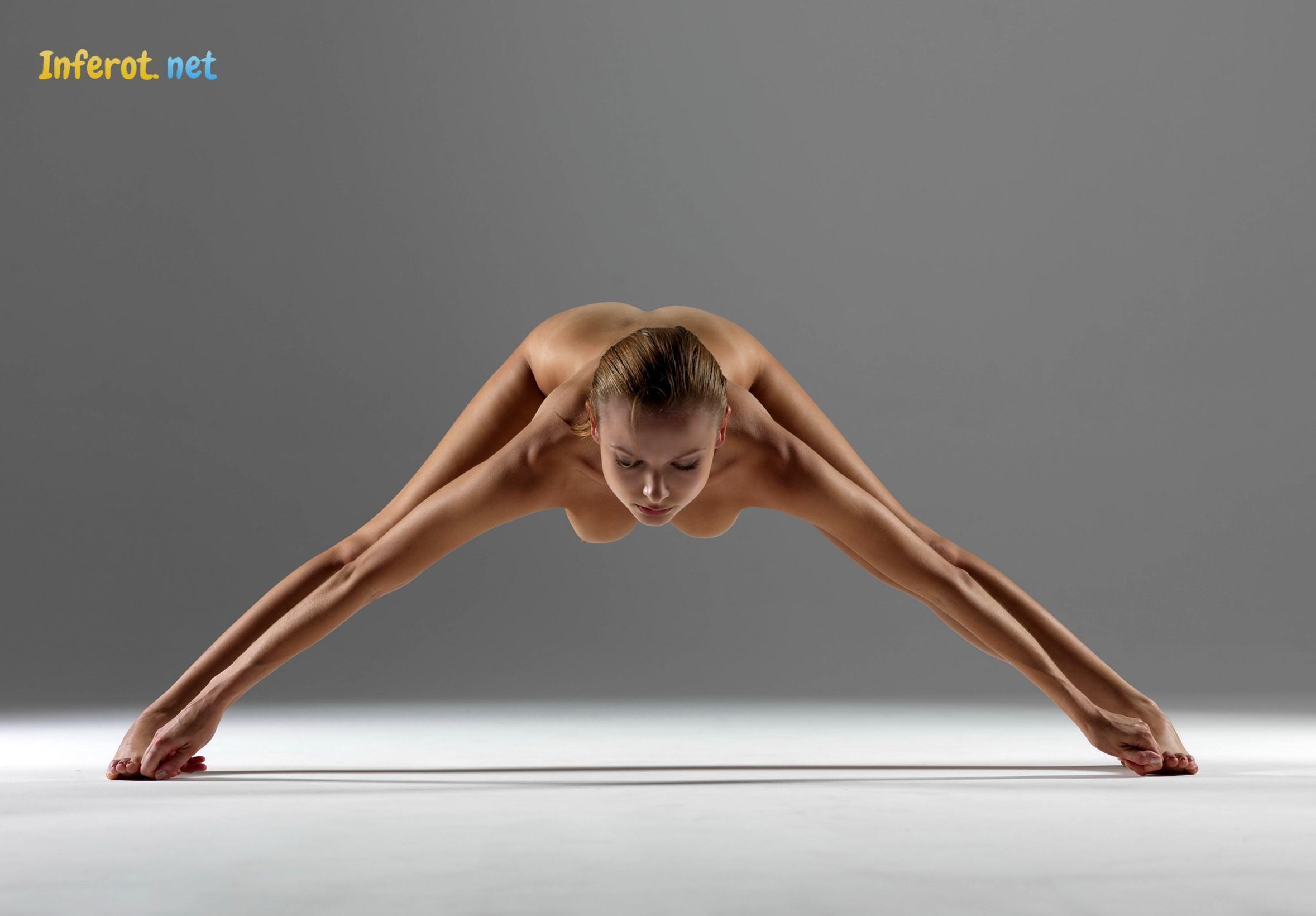 Голая йога в исполнении модели Люба Шумейко