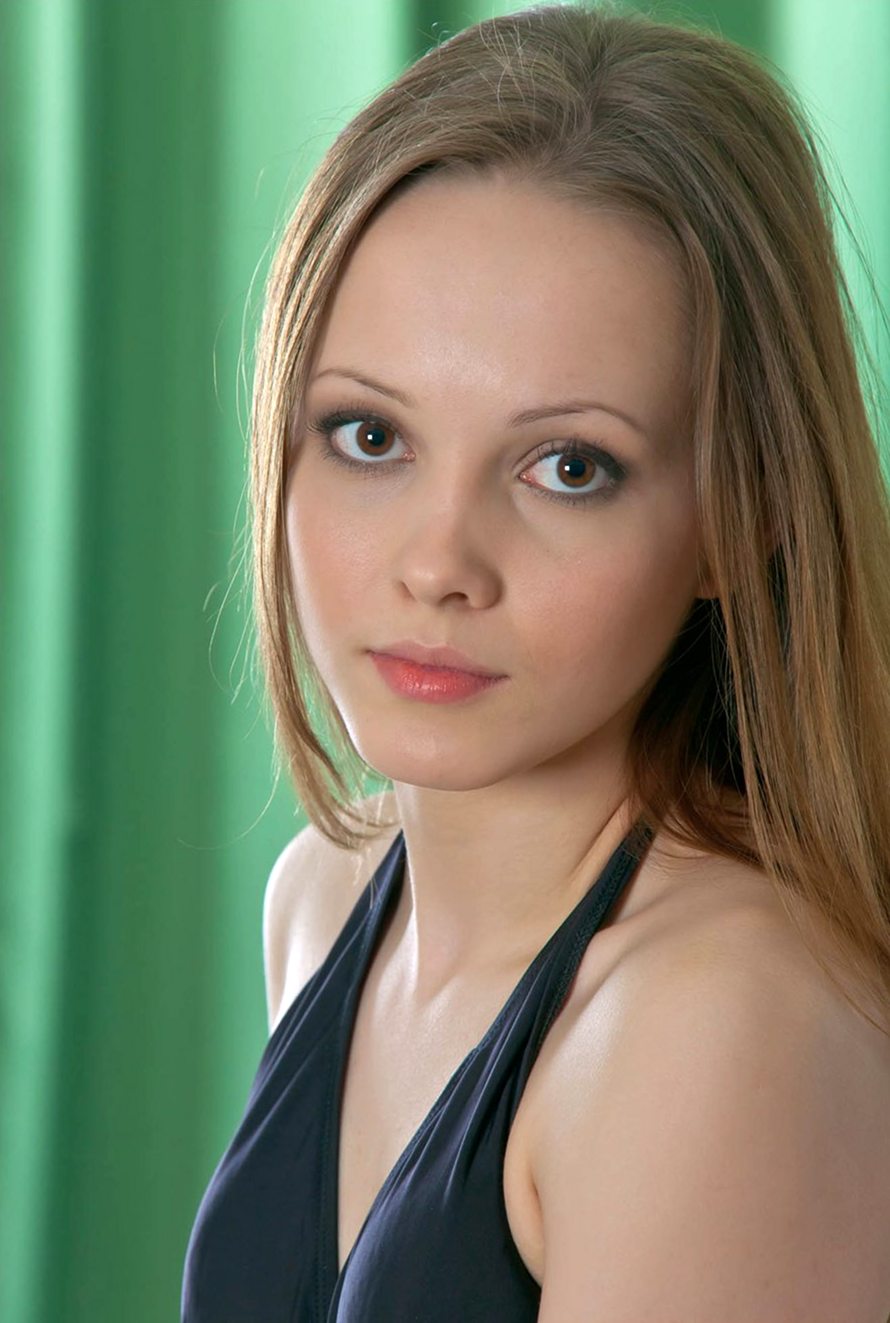 Красивая сексуальная девушка позирует на стульчике (20 фото)