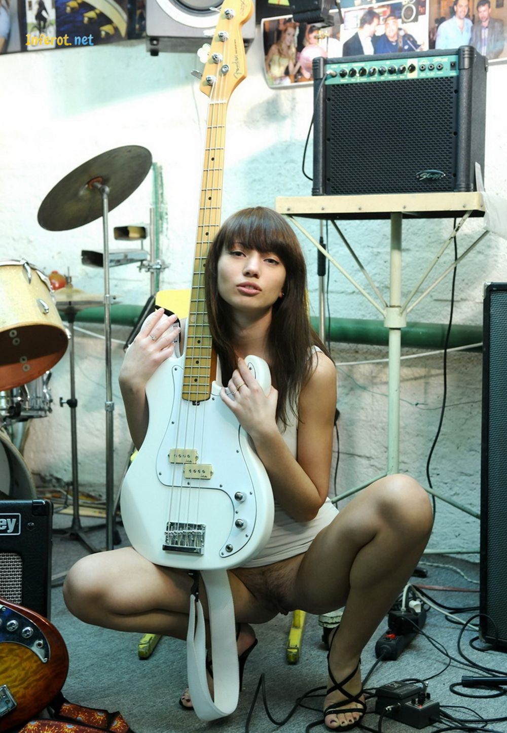 голая девушка с гитарой