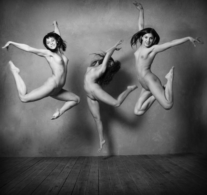 Голенькие попрыгуньи