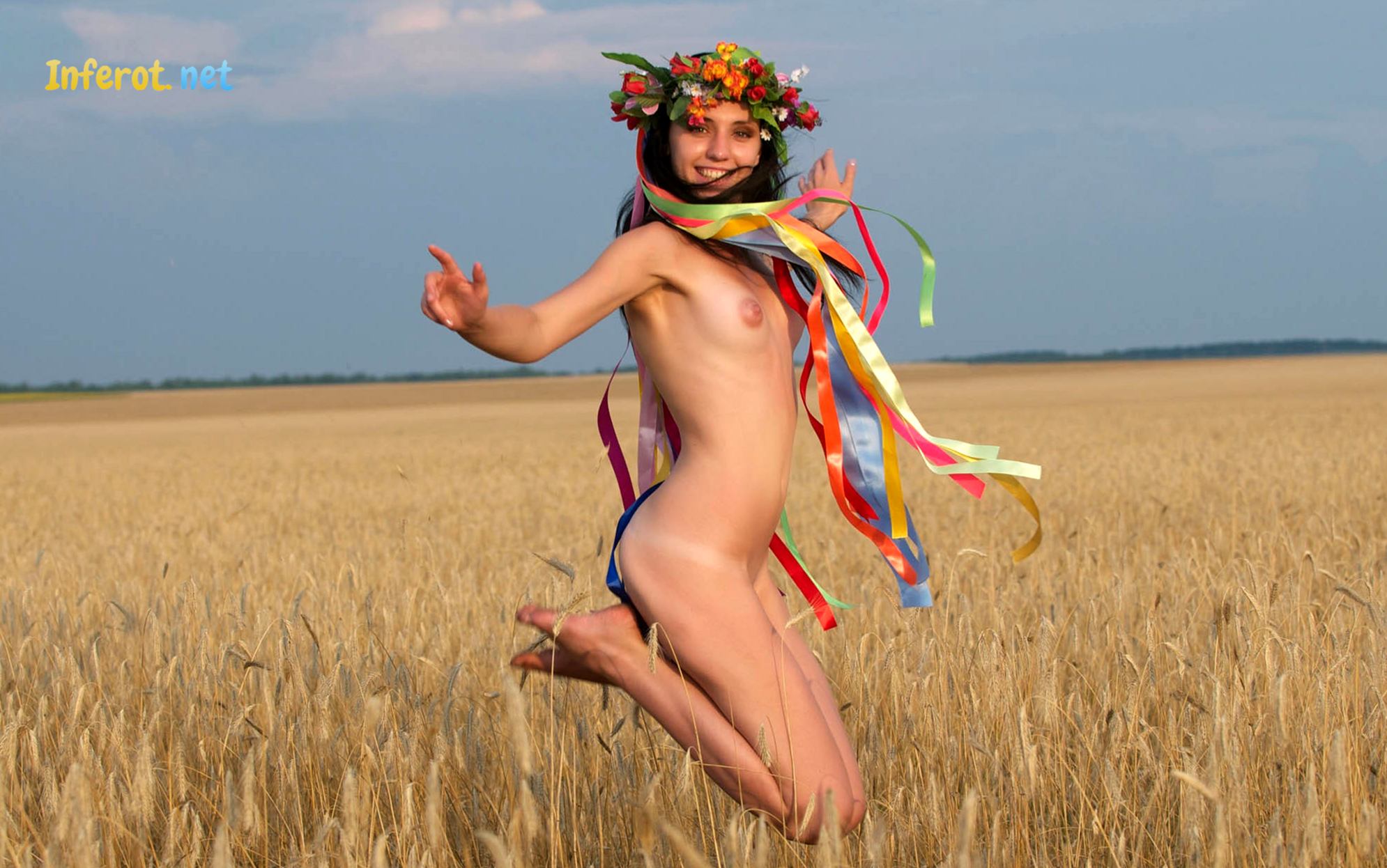 Эротическая съемка в поле с элементами национального костюма (20 фото)