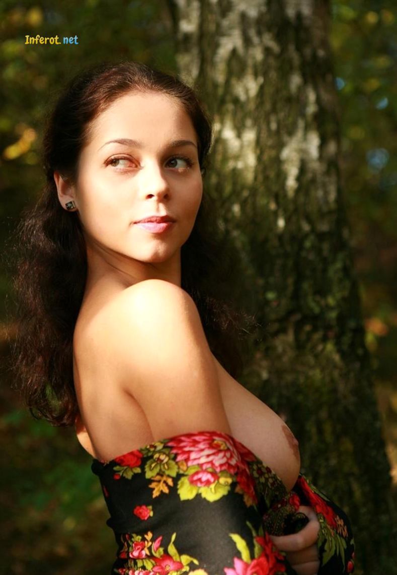 русская красавица голышом в лесу